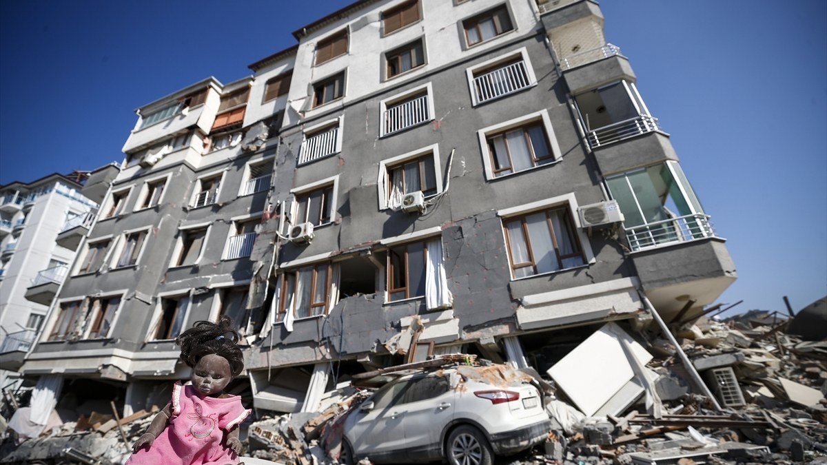 Gaziantep’te ağır hasarlı binalardan eşya almak yasaklandı