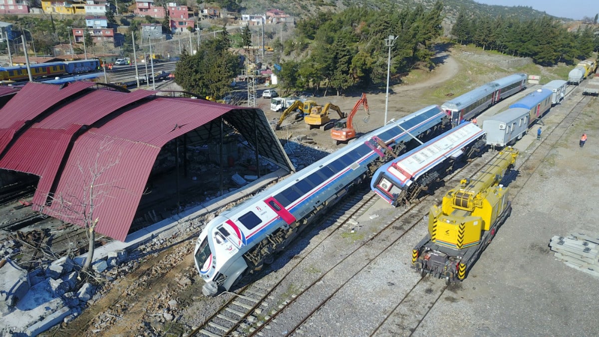 Gaziantep’te depremde 6 tren devrildi, kayalar raylara düştü