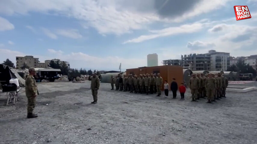 Gaziantep’te depremzedelere yemek dağıtmadan önce dua eden Mehmetçiğe çocuklar da eşlik etti