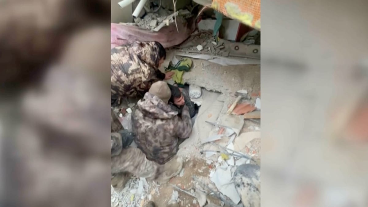 Gaziantep’te özel harekat polisleri 24 saatin ardından 2 kişiyi enkazdan çıkardı