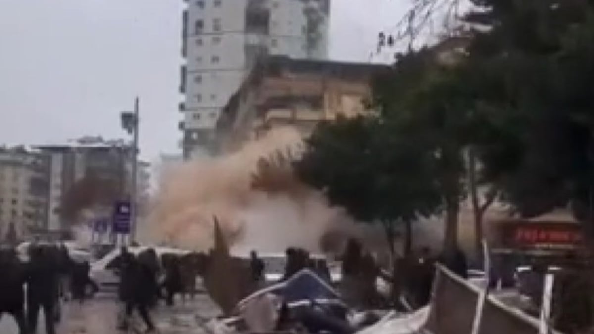 Gaziantep’teki binanın çökme anı