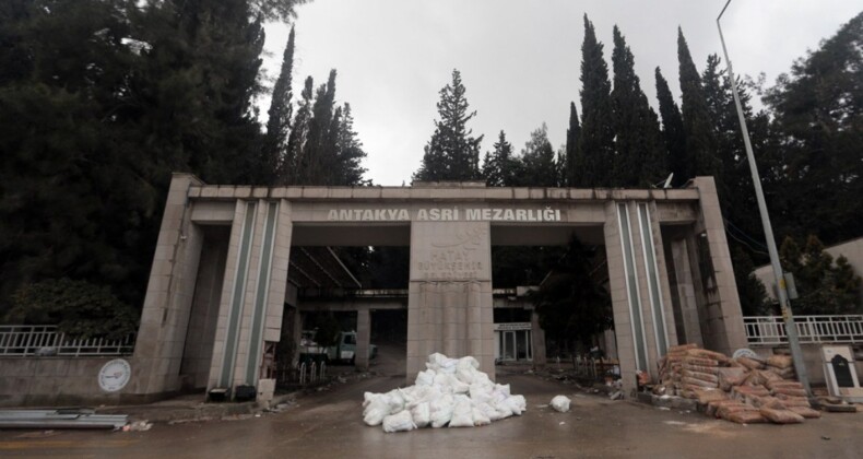 Hatay merkezli deprem Antakya Asri Mezarlığı’na zarar verdi