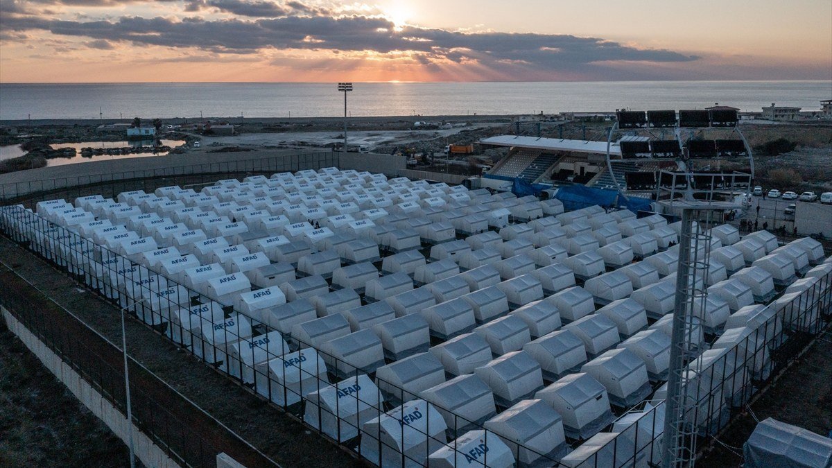 Hatay sahiline çadır kent kuruldu