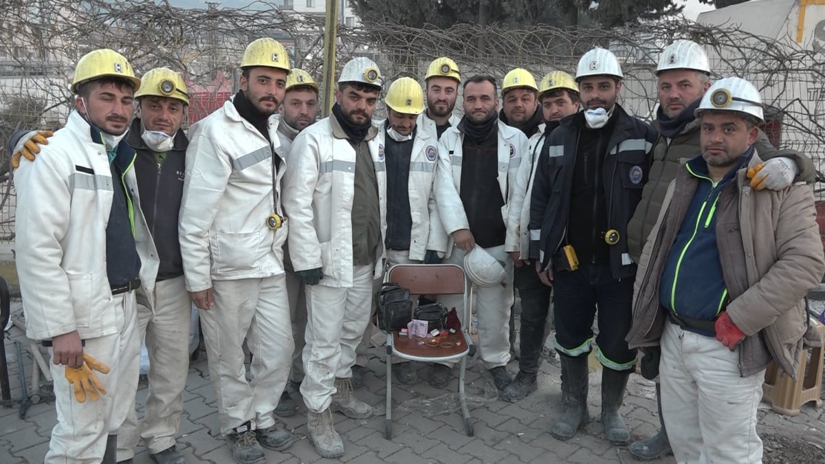 Hatay’a gelen maden işçileri enkazlarda buldukları ziynet eşyalarını ekiplere teslim etti