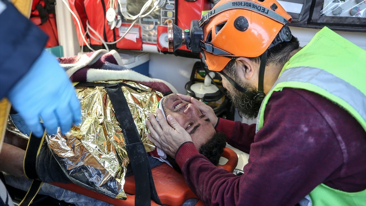 Hatay’da 101’inci saatte bir kişiyi daha kurtarmanın sevinci yaşandı