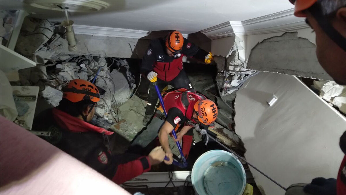 Hatay’da arama kurtarma ekibinin hikayeleri, birbirini tanımayan komşular enkaz altında tanıştı