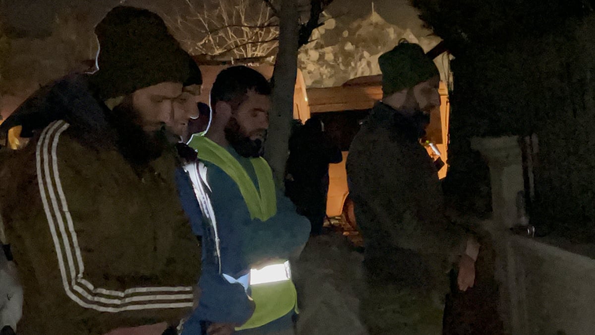 Hatay’da arama kurtarma ekipleri nöbetleşe akşam namazı kıldı