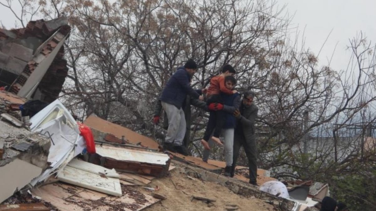 Hatay’da bir çocuk depremden 18 saat sonra kurtarıldı