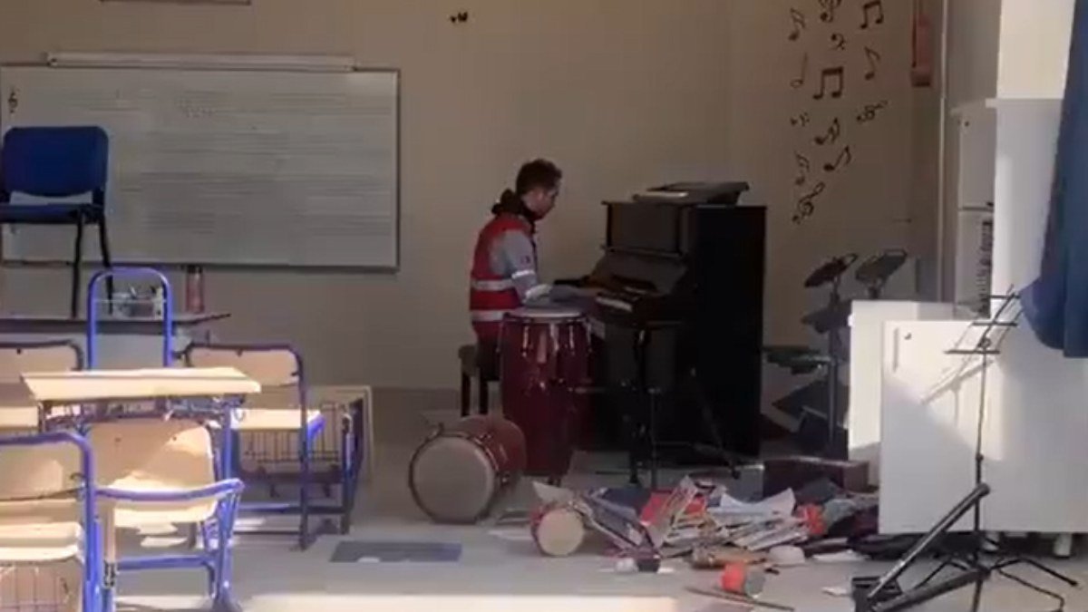Hatay’da depremde zarar gören okulda piyano çalan öğretmen duygulandırdı