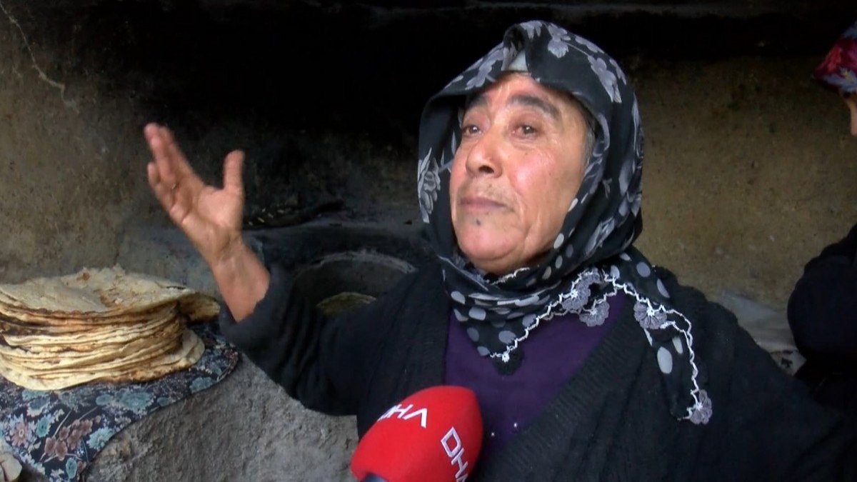 Hatay’da depremzedeler diğer depremzedeler için ekmek pişirdi