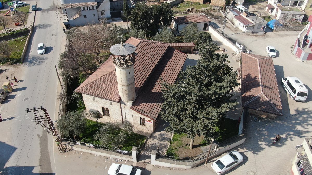 Hatay’da enkaza dönüşmeyen sayılı yerlerden 124 yıllık tarihi cami depreme meydan okudu