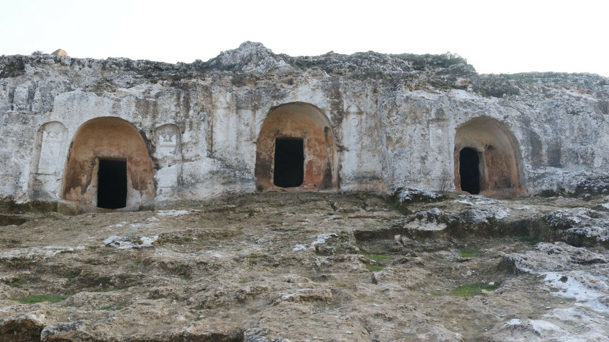 Hatay’da Gelinler Dağı’ndaki tarihi kaya mezarları, depremlerde hasar görmedi
