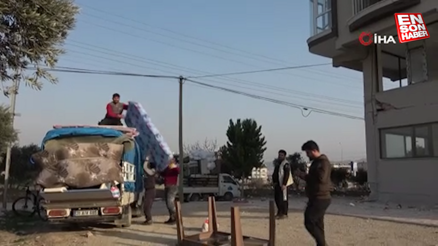 Hatay’da ölümü göze alıp, hasarlı binalardan eşya taşıdılar