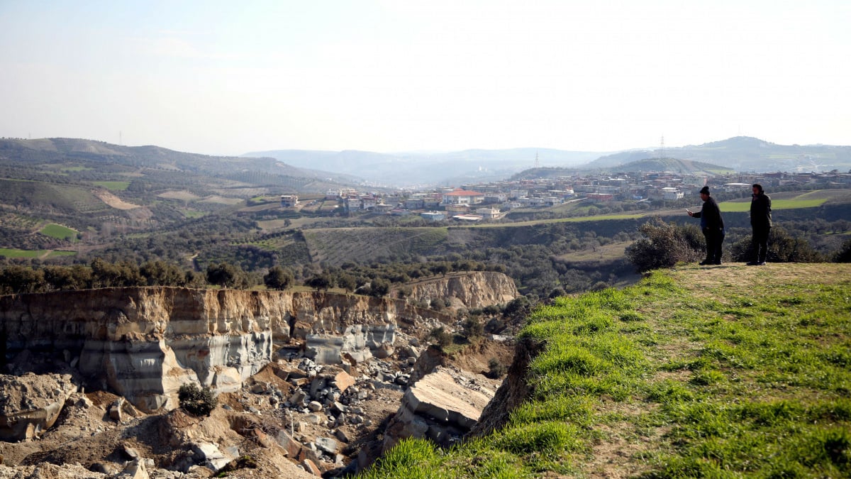 Hatay’da zeytinlik depremde ikiye bölündü; 50 metre genişliğinde vadi oluştu