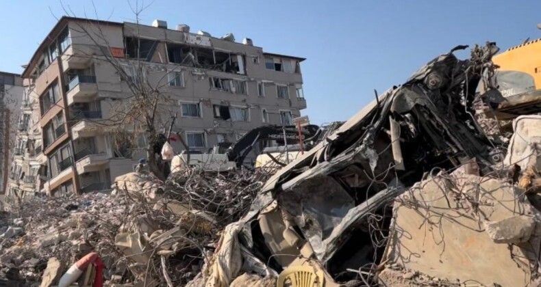 Hatay’ın en işlek caddesi yerle bir oldu