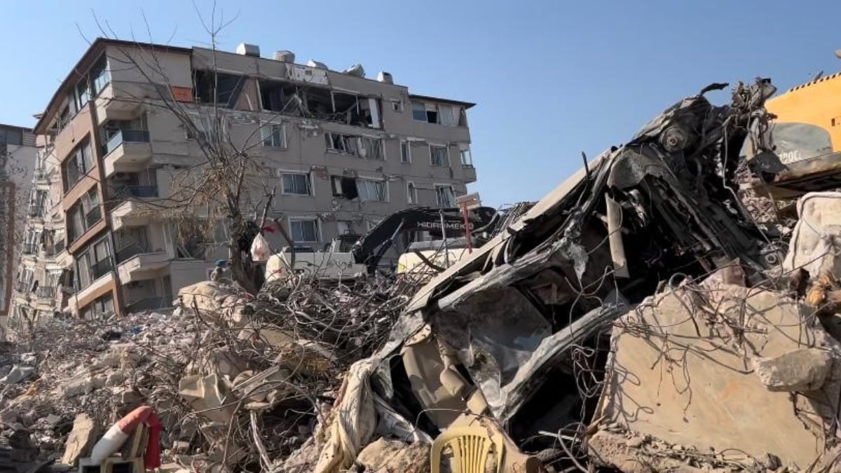 Hatay’ın en işlek caddesi yerle bir oldu