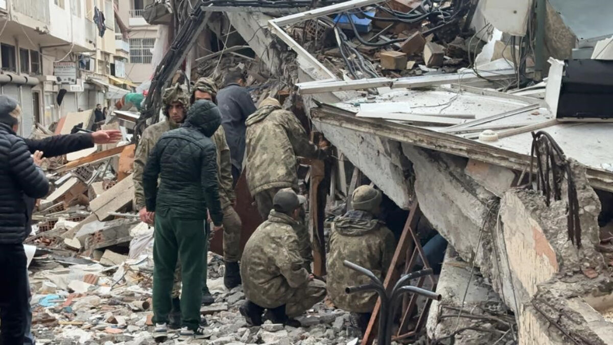 İskenderun’da depremin olduğu ilk saatlerde askerin sahada olduğu görüntüler ortaya çıktı