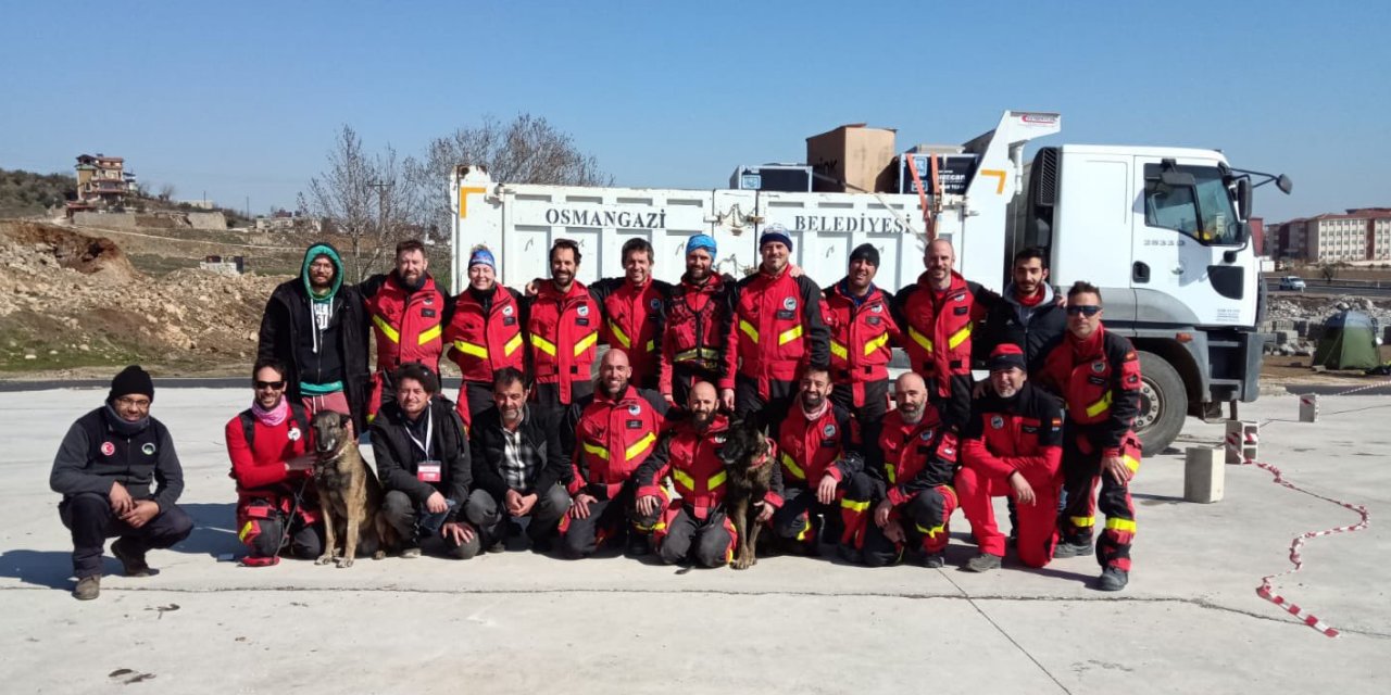 İspanyol kurtarma ekibi güllerle uğurlandı