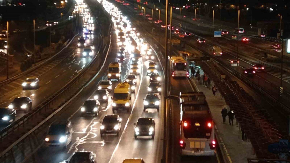 İstanbul’da okulların açılmasıyla trafik yoğunluğu arttı