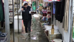 İzmir’de Tarihi Kemeraltı Çarşısı’nı bir kez daha su bastı