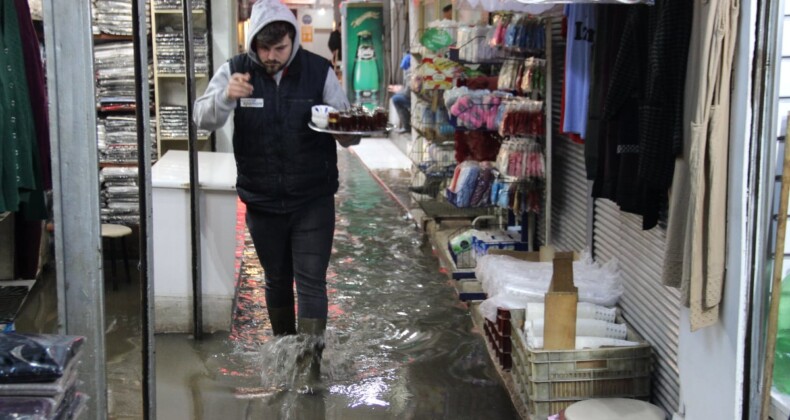 İzmir’de Tarihi Kemeraltı Çarşısı’nı bir kez daha su bastı