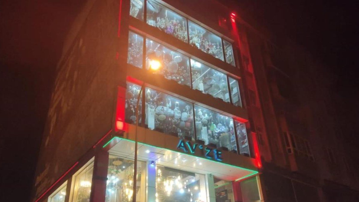 Kahramanmaraş’ta 4 katlı avize dükkanı 2 şiddetli deprem gördü, yıkılmadı