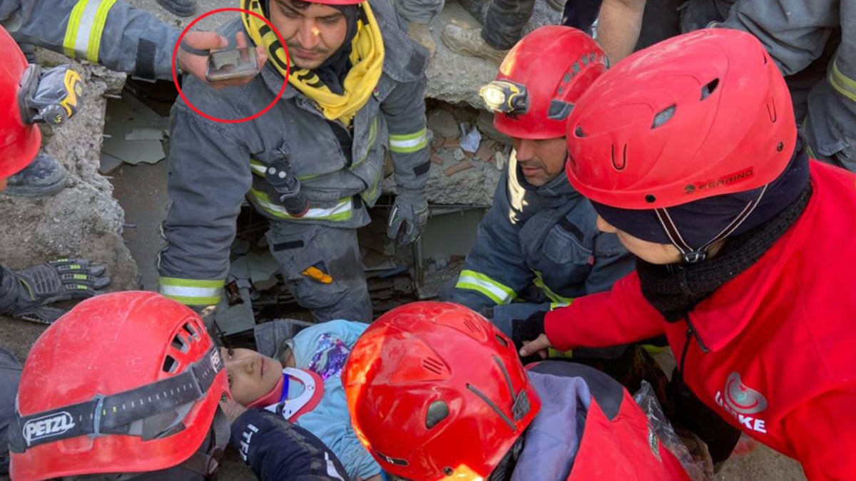 Kahramanmaraş’ta 99 saat sonra enkaz altından çıkan Ayfer’den şarkı isteği