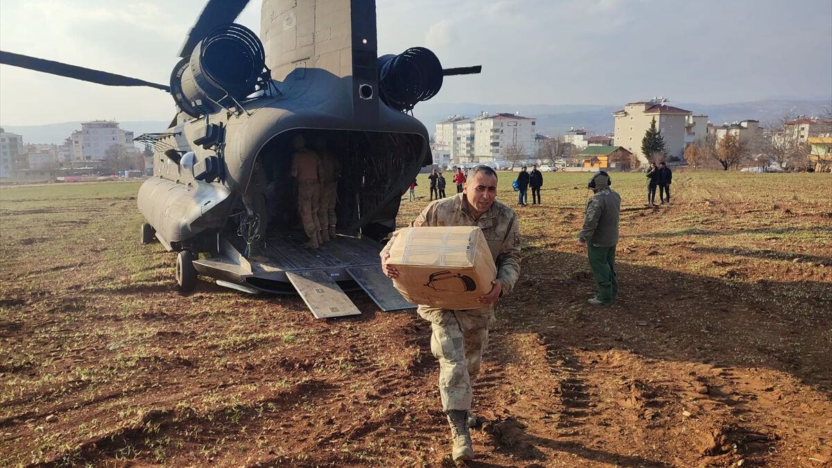Kahramanmaraş’ta dağlık bölgelere helikopterle eşya taşınıyor