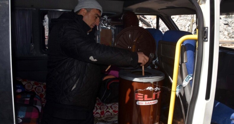 Kahramanmaraş’ta depremzede aile, soba kurdukları minibüste yaşıyor