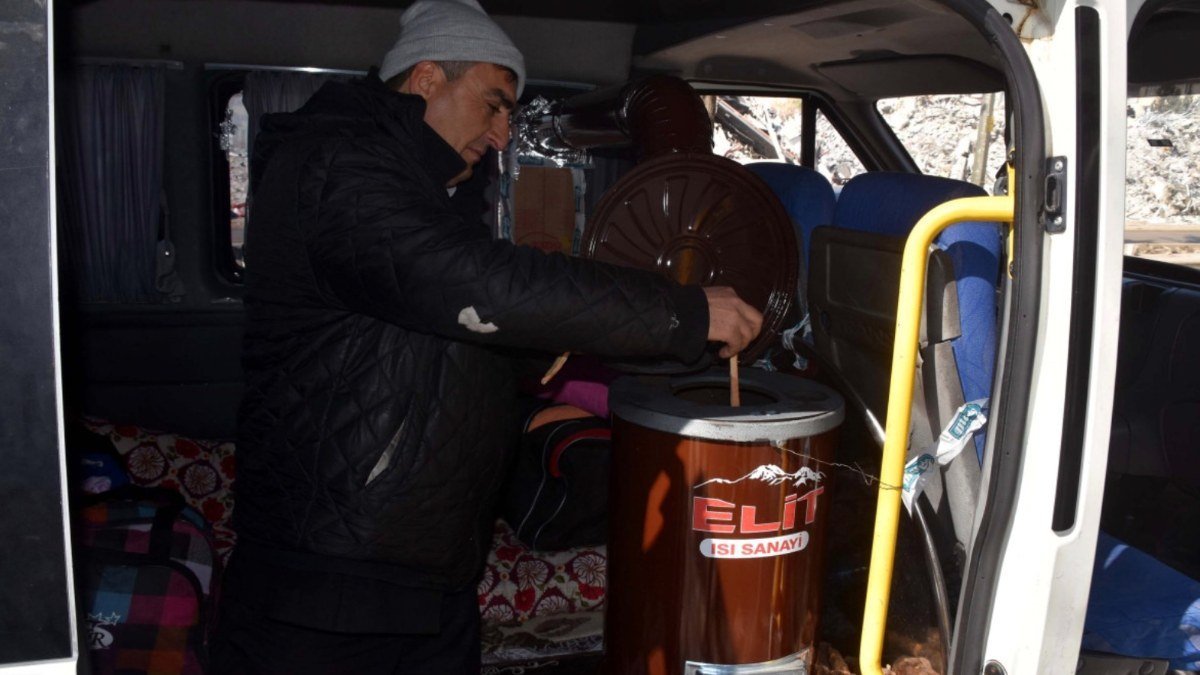 Kahramanmaraş’ta depremzede aile, soba kurdukları minibüste yaşıyor