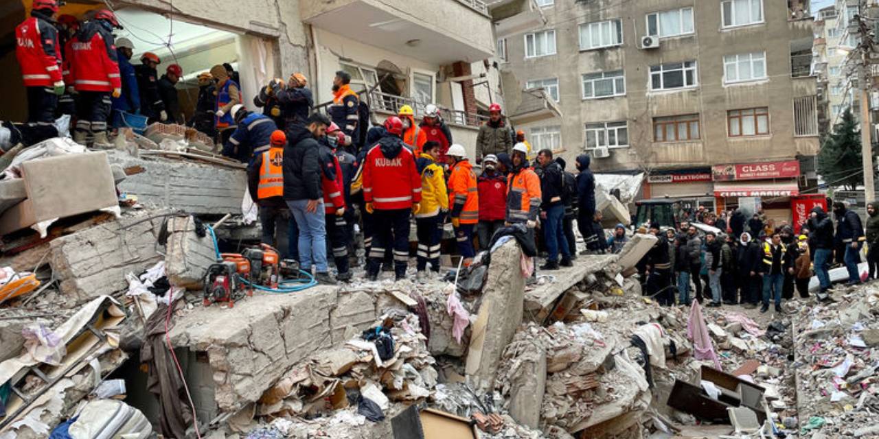 Kahramanmaraş’ta enkaz kaldırma çalışmaları başladı