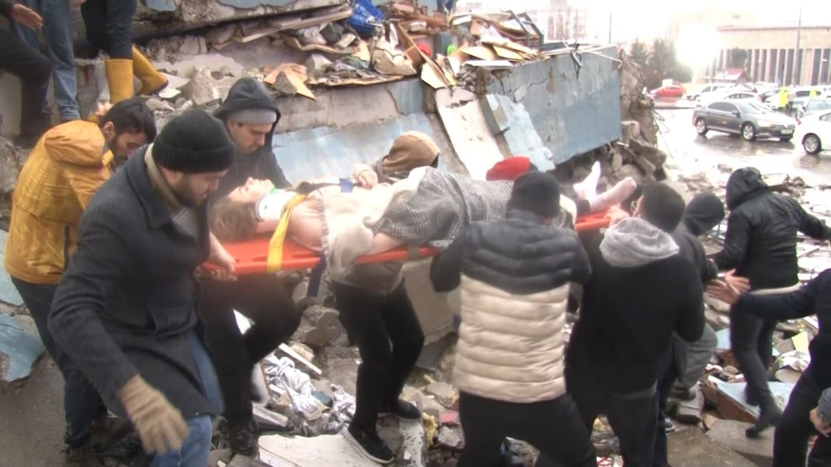 Kahramanmaraş’ta yıkılan 10 katlı binadan bir vatandaş sağ çıkarıldı