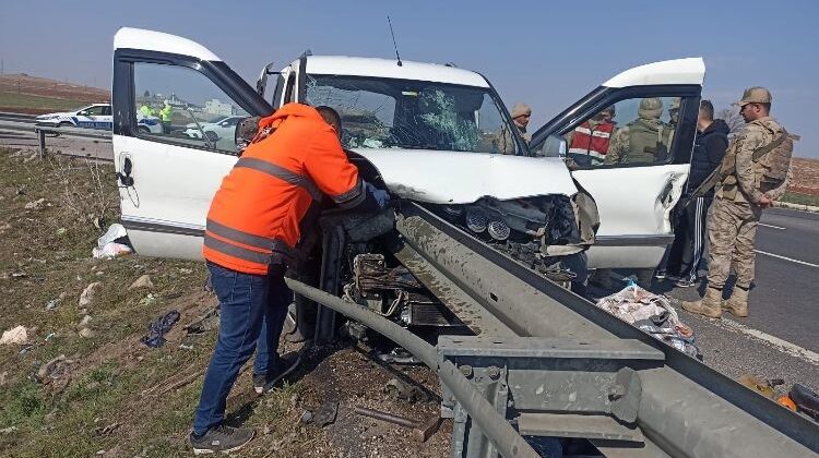 Kamyonet bariyere saplandı: Ölü ve yaralılar var