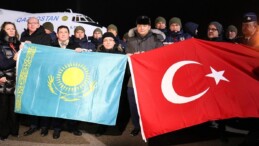 Kazakistan kurtarma ekibi, Astana’da bayraklarla karşılandı