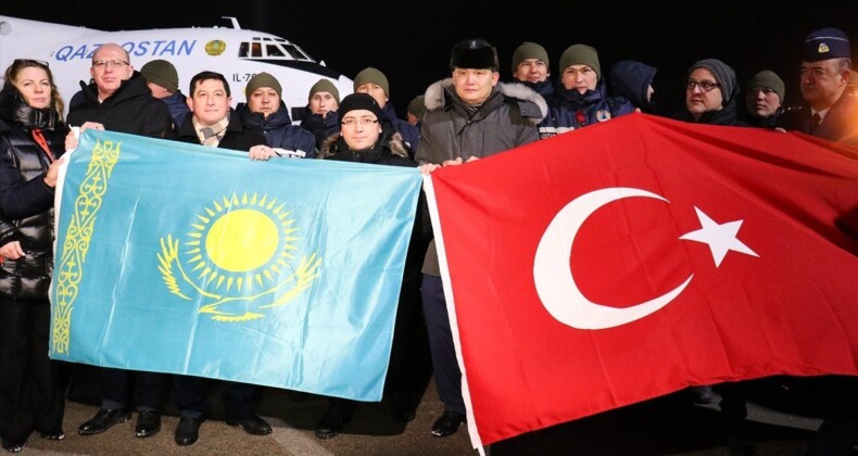 Kazakistan kurtarma ekibi, Astana’da bayraklarla karşılandı