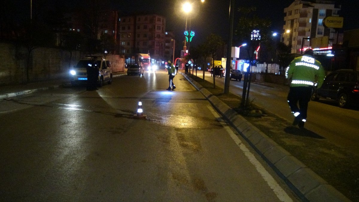 Kocaeli’de ‘dur’ ihtarına uymayan sürücü, polise çarparak kaçtı