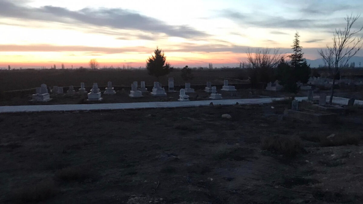 Konya’da mezarlıkta bedeninin yarısı toprağa gömülü kadın cesedi bulundu