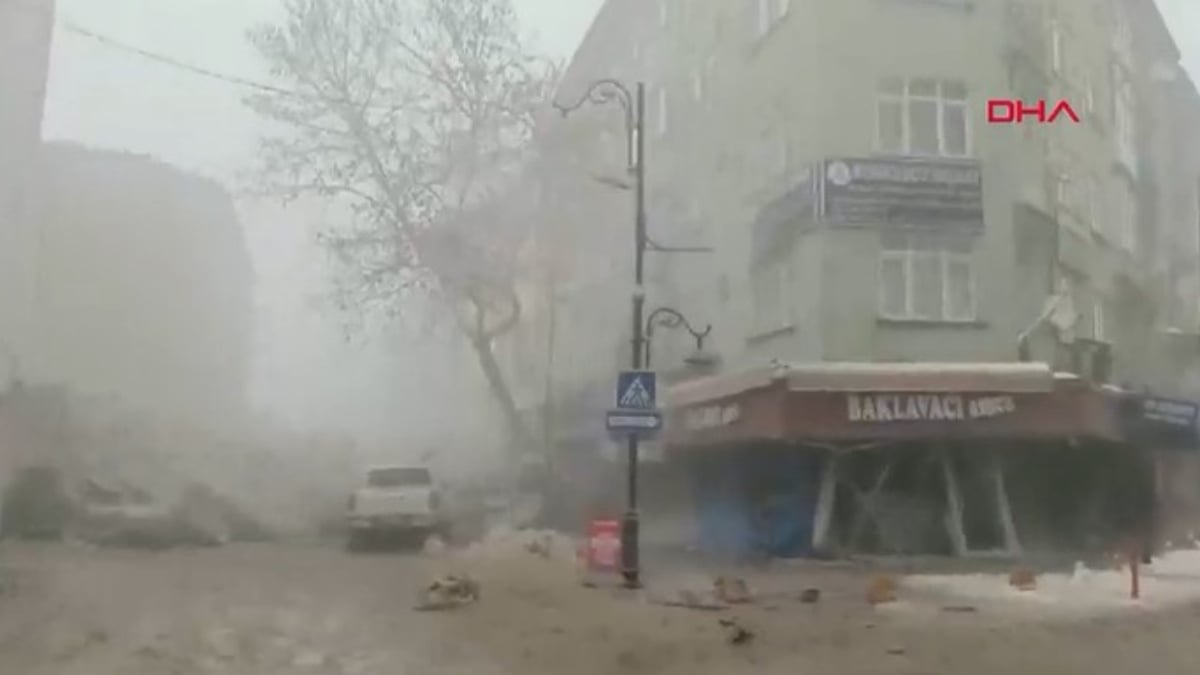 Malatya’da 4 katlı binanın çökme anı