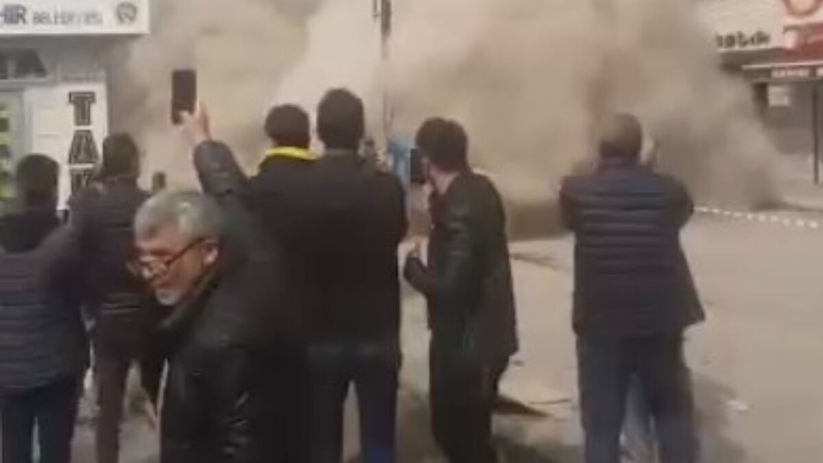 Malatya’da bir mağazanın yıkıldığı an