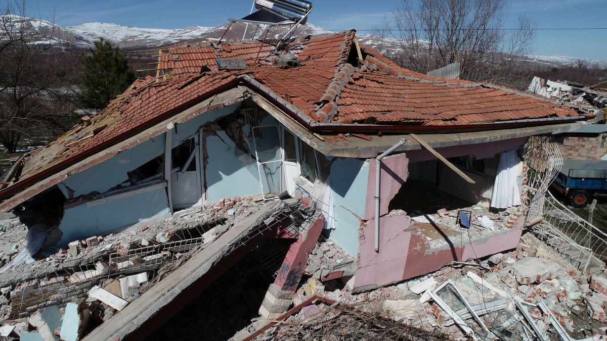 Malatya’da yemek yemek için eve giren aile enkaz altında kaldı