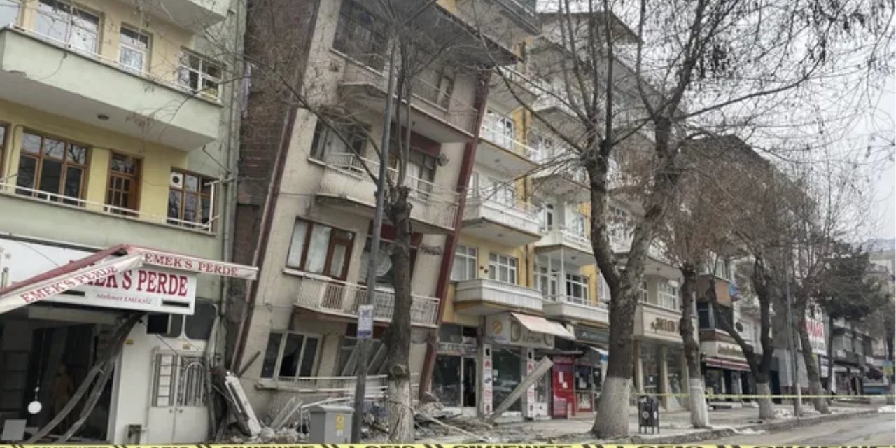 Malatya’daki artçı depremde bir bina öne yattı