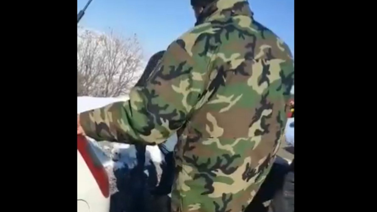 Mehmetçik, ayağında ayakkabı olmadığını gördüğü vatandaşa botunu verdi