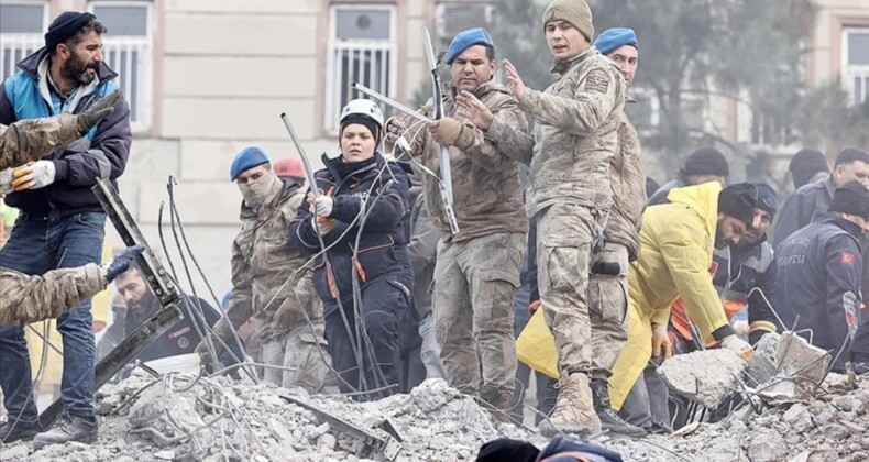 Mehmetçik deprem bölgesindeki vatandaşlara yardım elini uzatıyor