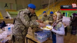 Mehmetçik Hatay’da sıcak yemek dağıtmaya devam ediyor