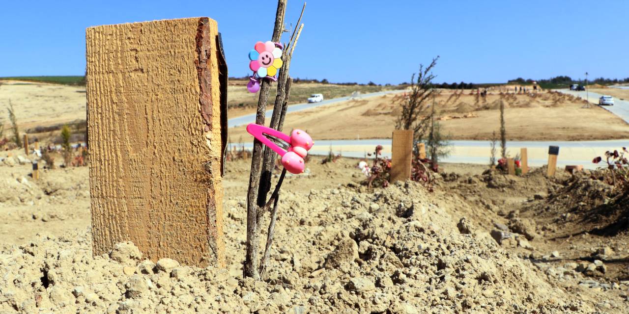 Mezar başlarında kahreden görüntü…