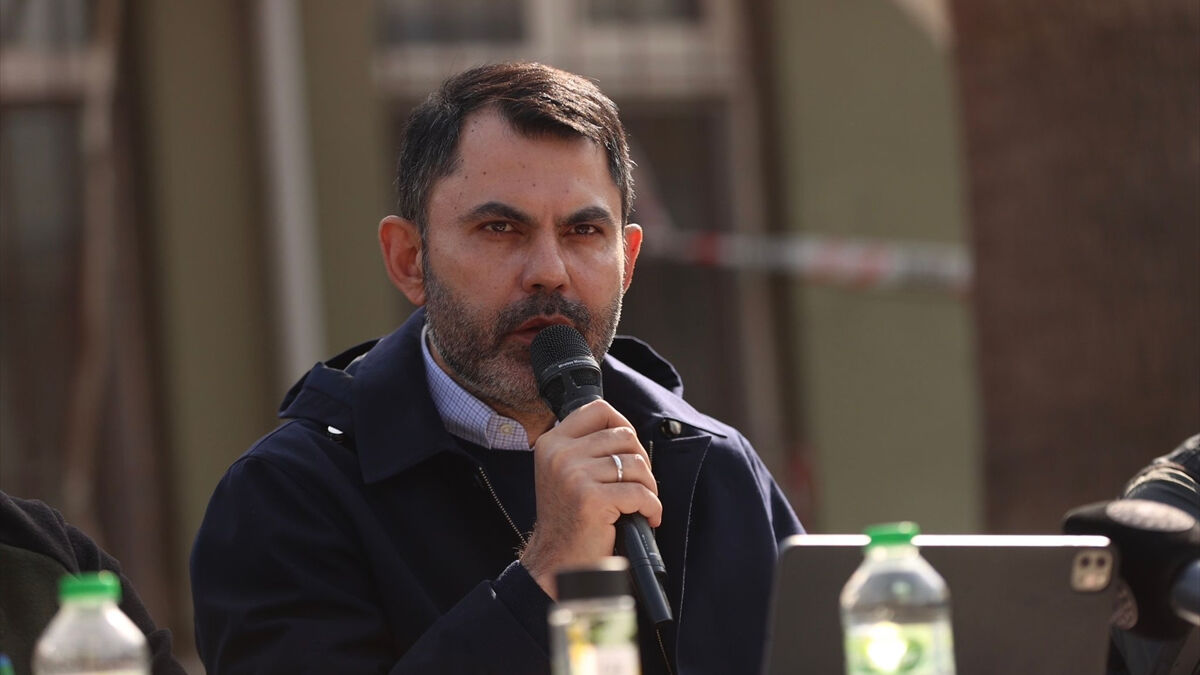 Murat Kurum, Hatay’da yeni kurulacak konutlar için depremzedelerle bir araya geldi