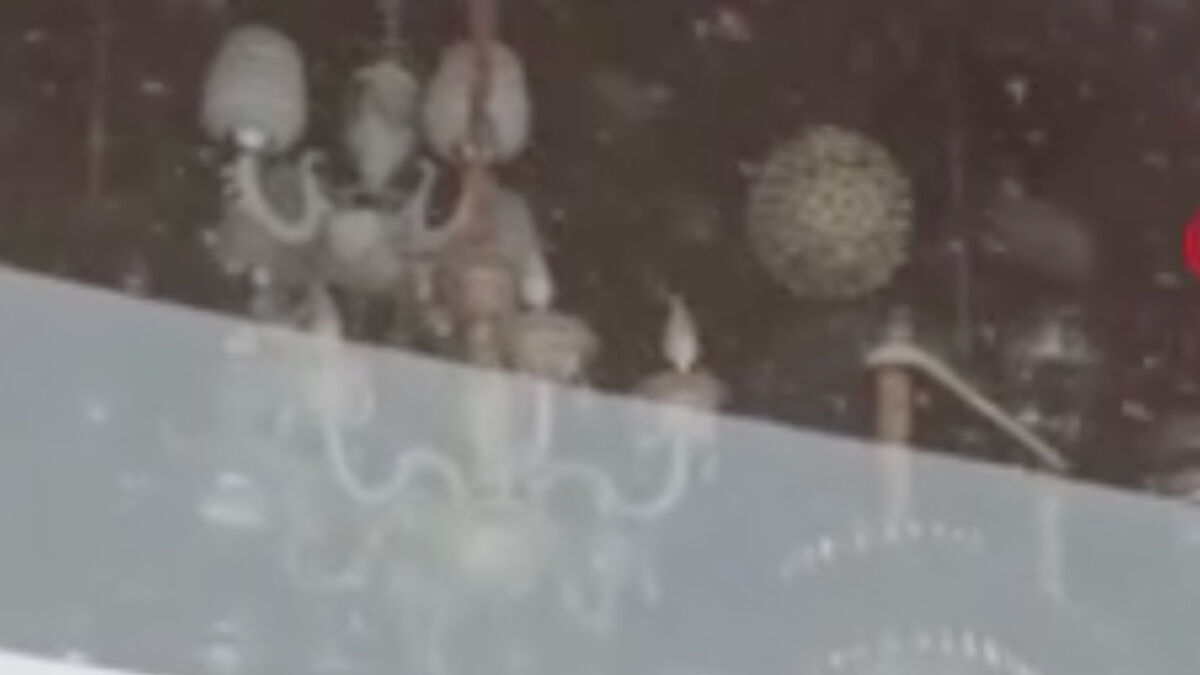 Niğde’de 5.3 büyüklüğündeki depremin şiddeti avize dükkanını böyle salladı