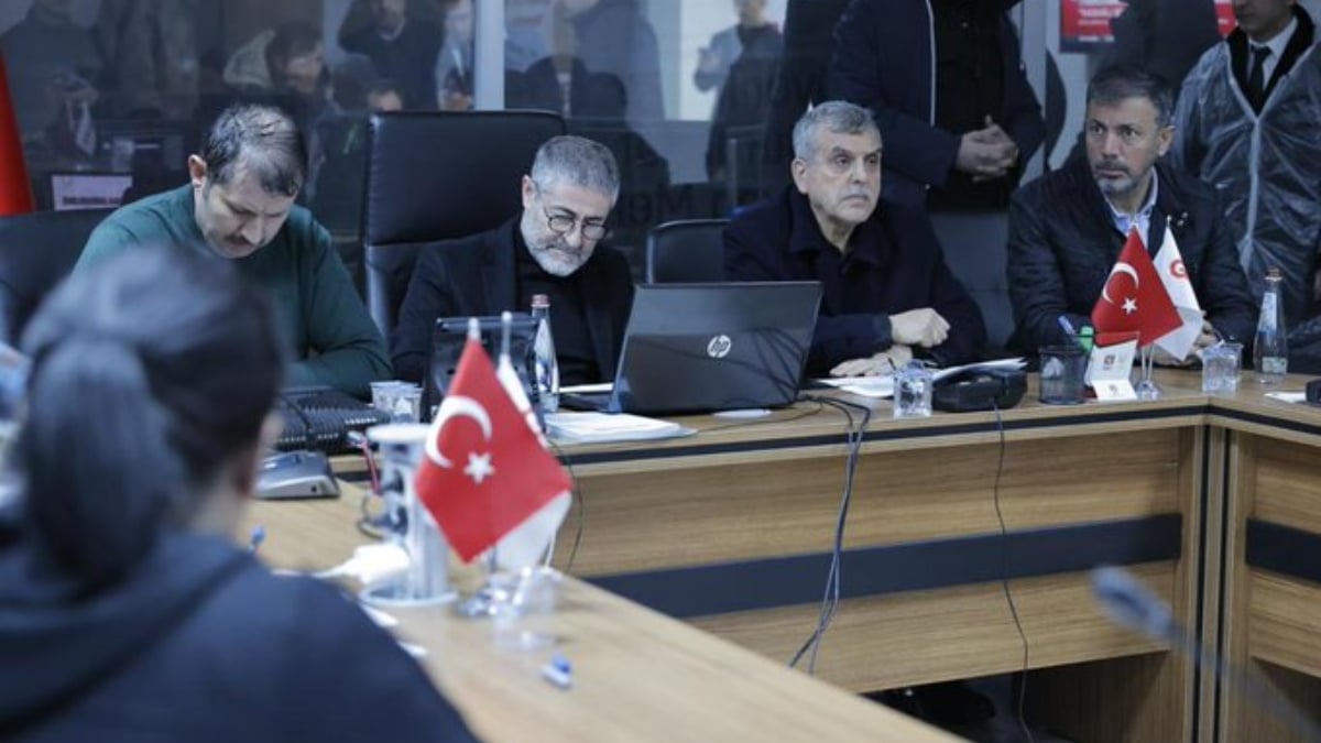 Nureddin Nebati Şanlıurfa’da arama-kurtarma faaliyetlerini sahada inceliyor