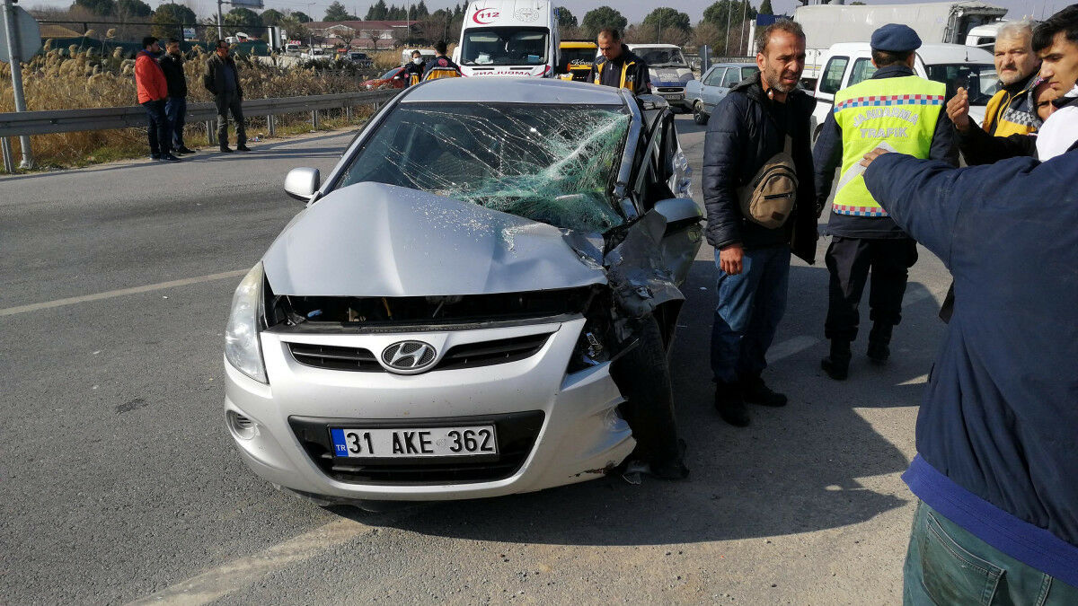 Ölüm peşlerini bırakmadı! Depremzedelerin otomobili, kamyonetle çarpıştı: 1 ölü, 5 yaralı