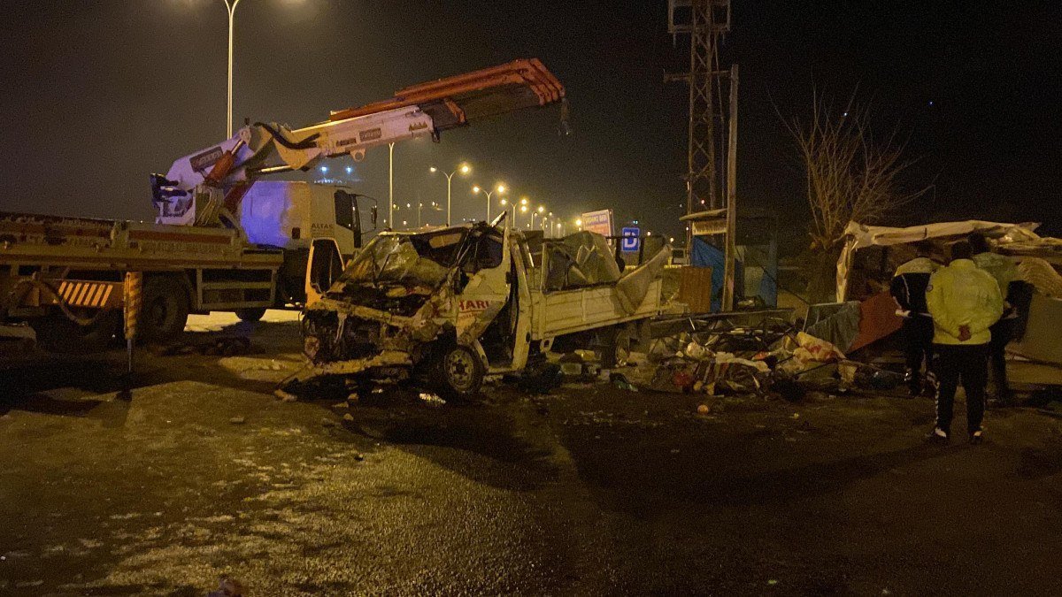 Osmaniye’de kaza yapan iki kamyonet askeri araca çarptı: 2 ölü, 3’ü asker 4 yaralı